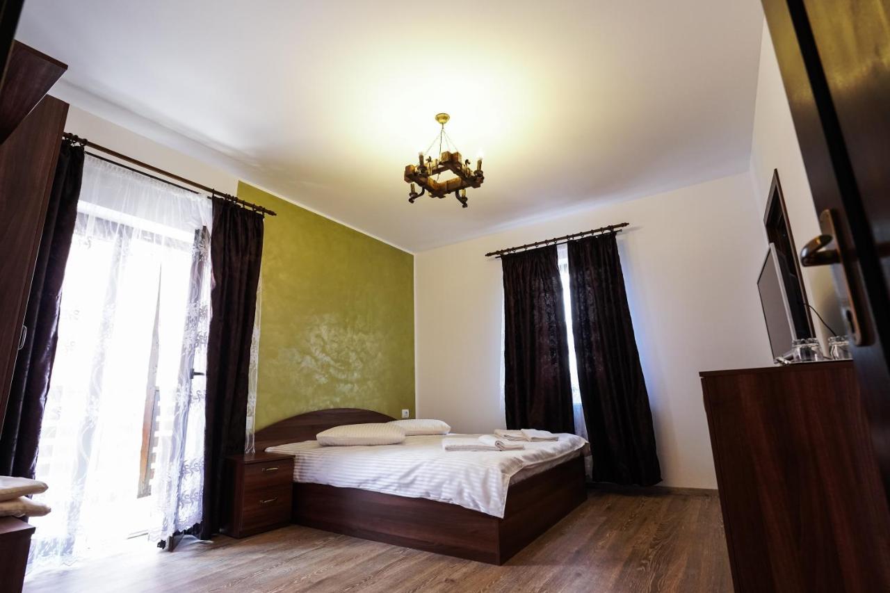 Pensiunea Trei Lalele Moisei Extérieur photo