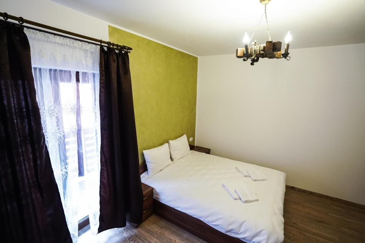 Pensiunea Trei Lalele Moisei Extérieur photo