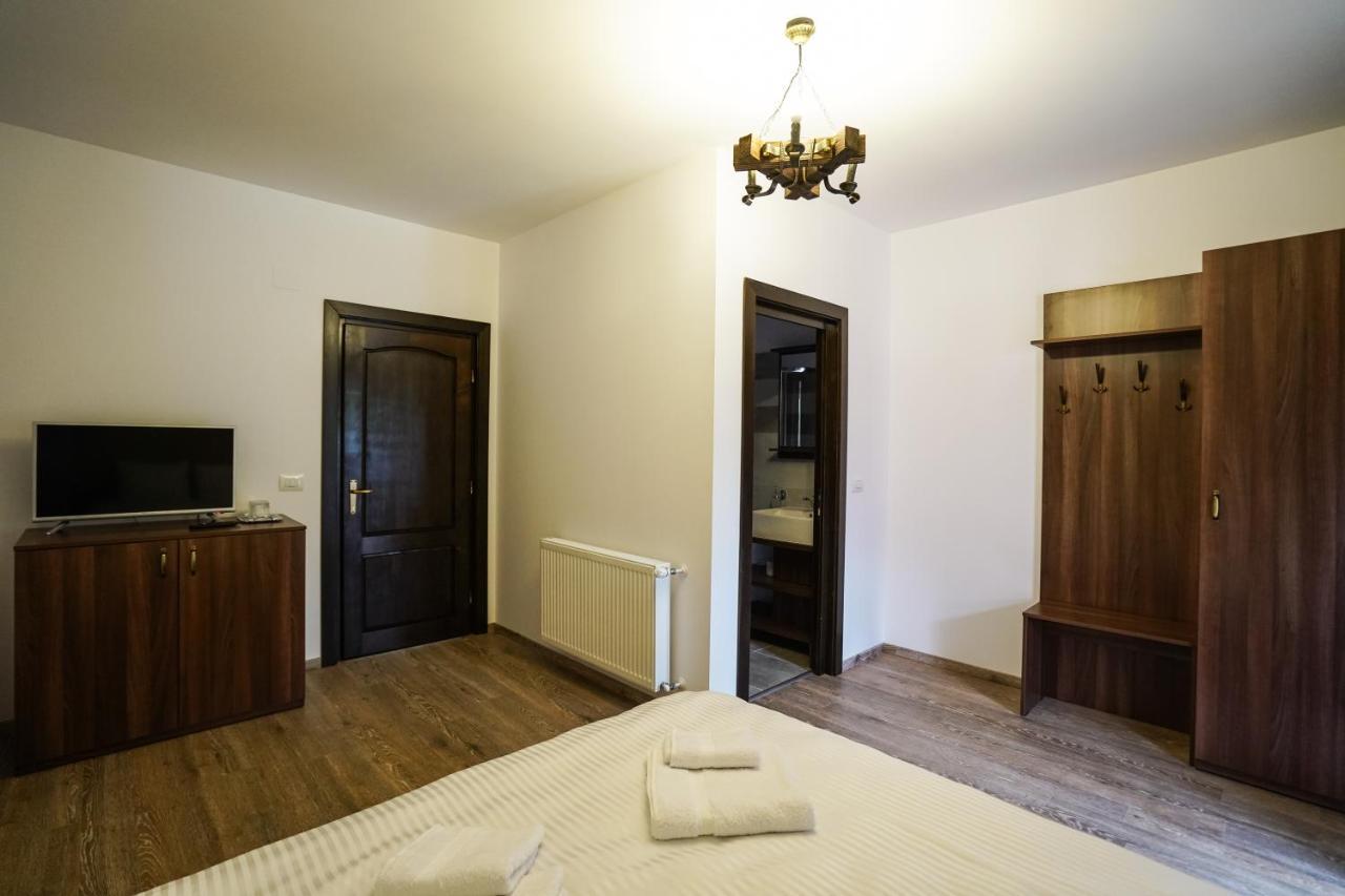 Pensiunea Trei Lalele Moisei Extérieur photo