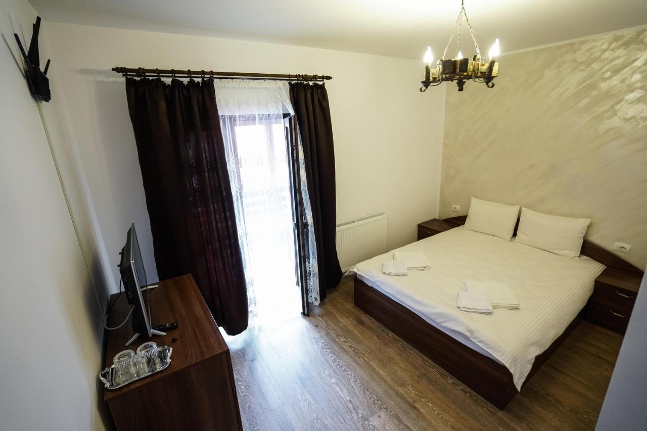 Pensiunea Trei Lalele Moisei Extérieur photo